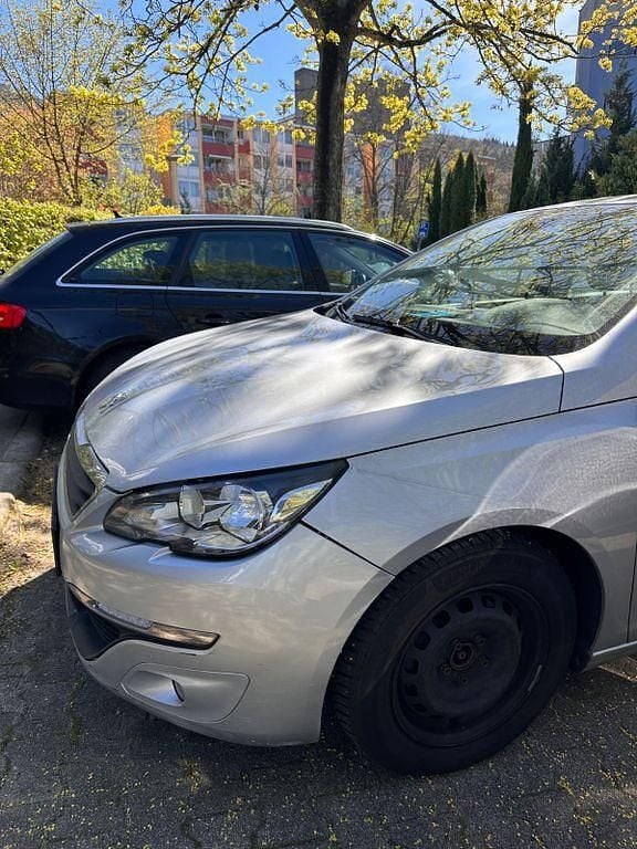 Gebraucht Peugeot 308 Active 125 PS (91 kW) 2014 Silber Limousine
