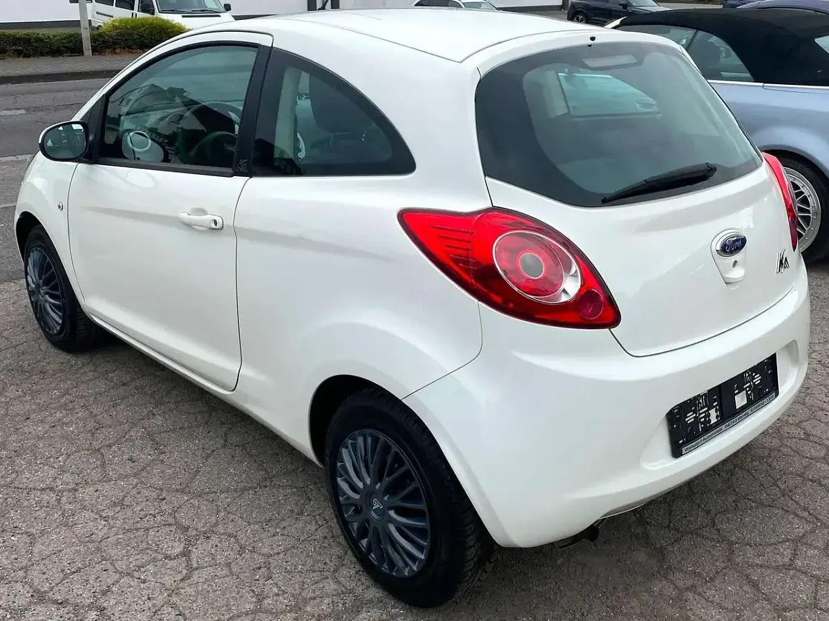 Gebraucht Ford Ka Trend 69 PS (50 kW) 2015 Crystalweiß Kleinwagen