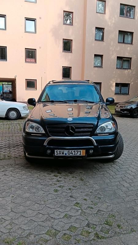 Schwarz Gebraucht 2001 Mercedes ML430 SUV | 9.400 € - Bild 1/4