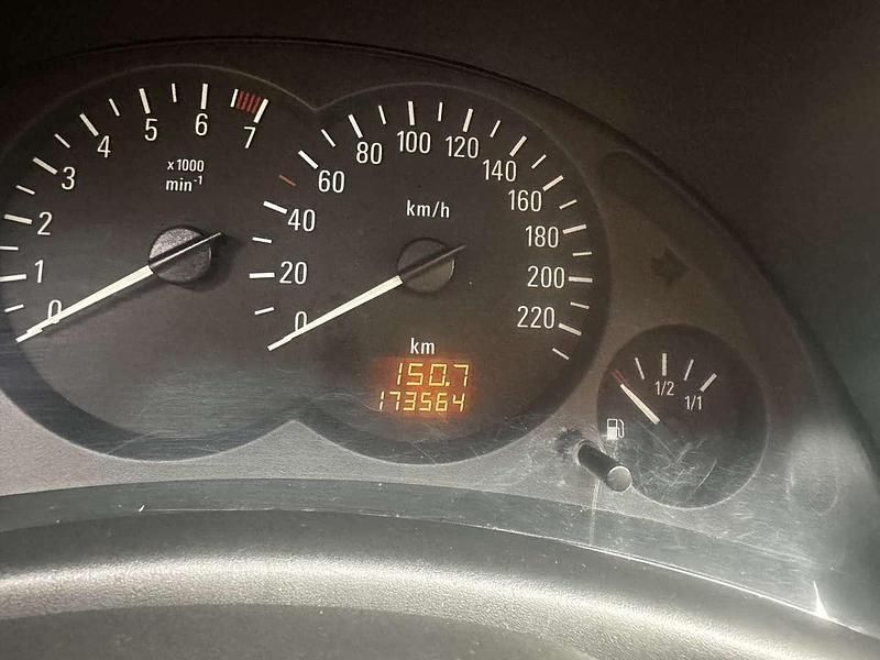 Grau Gebraucht 2004 Opel Corsa Limousine | 1.300 € (Fairer Preis) - Bild 1/1