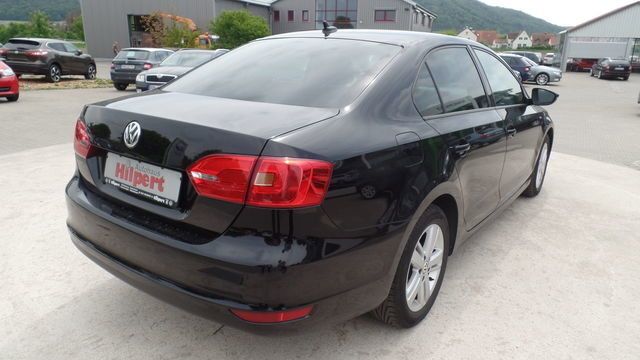 Gebraucht VW Jetta Match 105 PS (77 kW) 2013 Schwarz metallic Limousine
