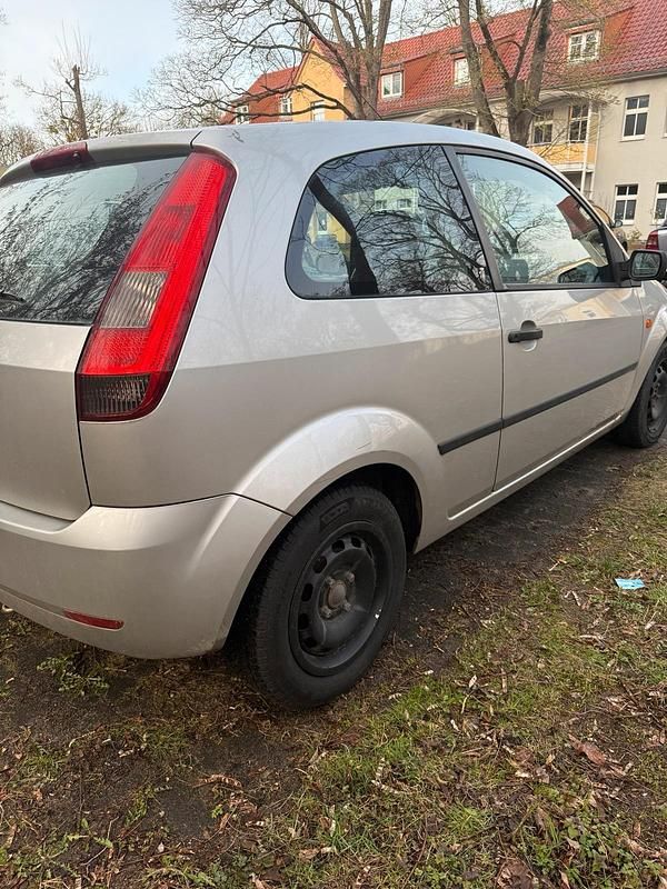 Gebraucht Ford Fiesta 80 PS (58 kW) 2003 Silber Kleinwagen