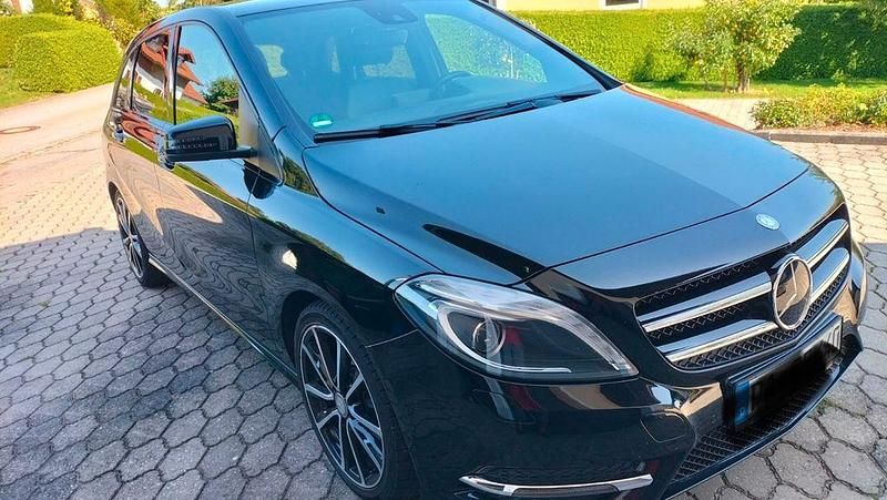 Schwarz Gebraucht 2014 Mercedes B220 Van / Kleinbus | 14.950 € (Fairer Preis) - Bild 1/4
