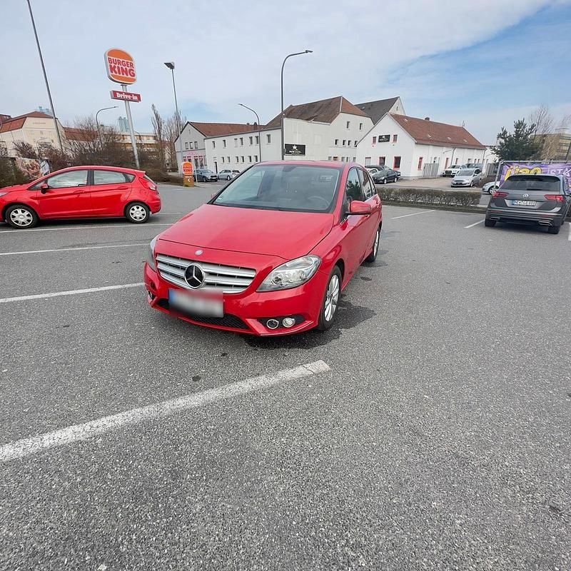 Gebraucht Mercedes B180 109 PS (80 kW) 2015 Rot Van / Kleinbus