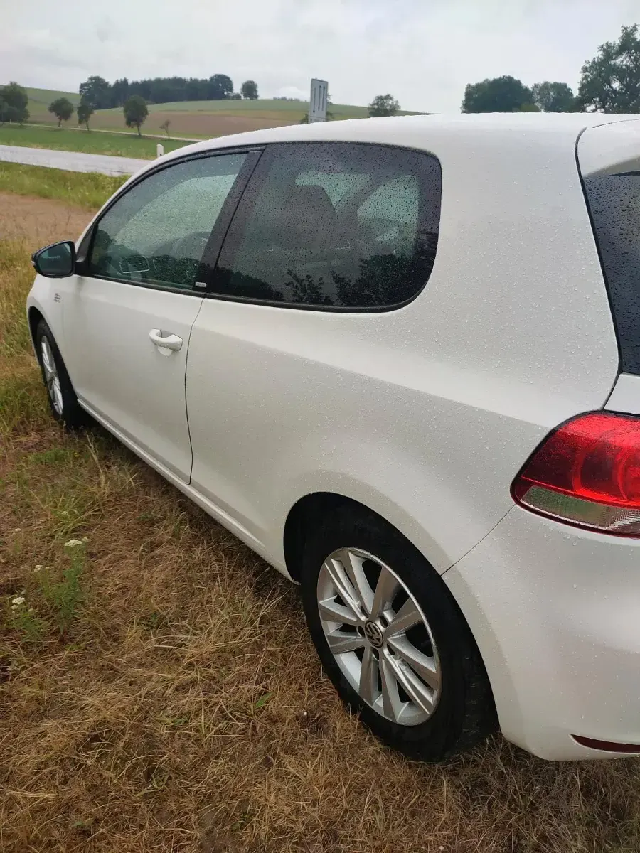 Gebraucht VW Golf VI 105 PS (77 kW) 2011 Weiß Kleinwagen