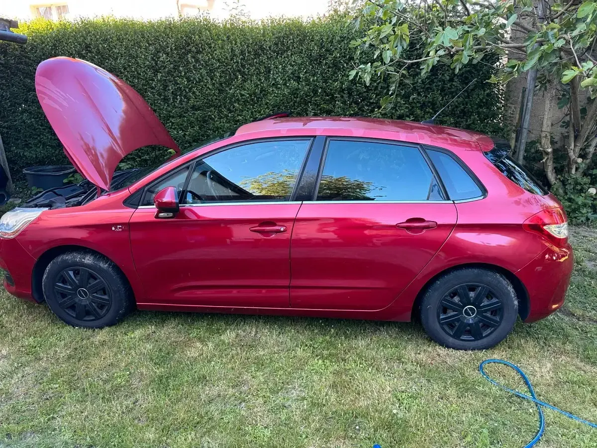 Gebraucht Citroën C4 95 PS (69 kW) 2011 Rot Limousine