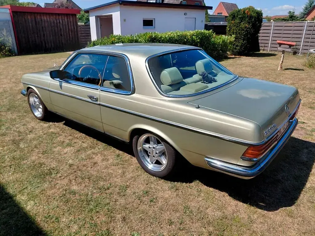 Gebraucht Mercedes 230 136 PS (100 kW) 1983 Grün Coupé