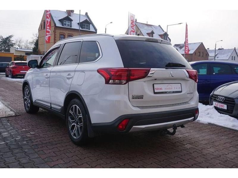 Gebraucht Mitsubishi Outlander 150 PS (110 kW) 2016 Perlmuttweiss perleffekt SUV