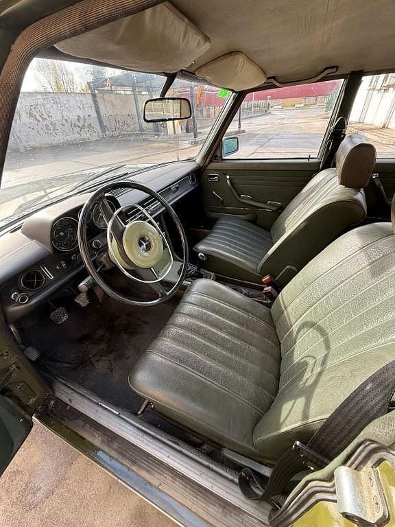 Gebraucht Mercedes 200 60 PS (44 kW) 1975 Grün Limousine