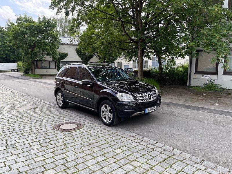 Schwarz Gebraucht 2011 Mercedes ML350 SUV | 9.000 € - Bild 1/4
