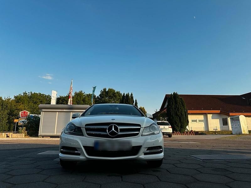 Weiß Gebraucht 2012 Mercedes C180 Coupé | 11.000 € - Bild 1/4