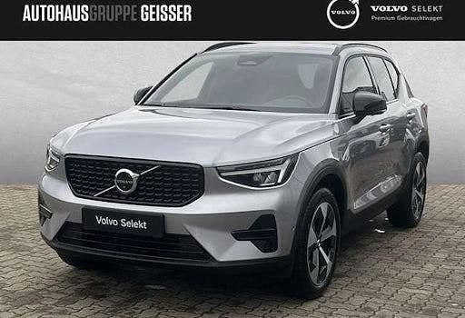Neu Volvo XC40 Plus 163 PS (119 kW) 2025 Silber SUV