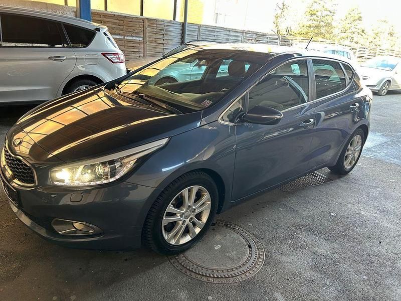 Gebraucht Kia Ceed 128 PS (94 kW) 2015 Blau Kleinwagen