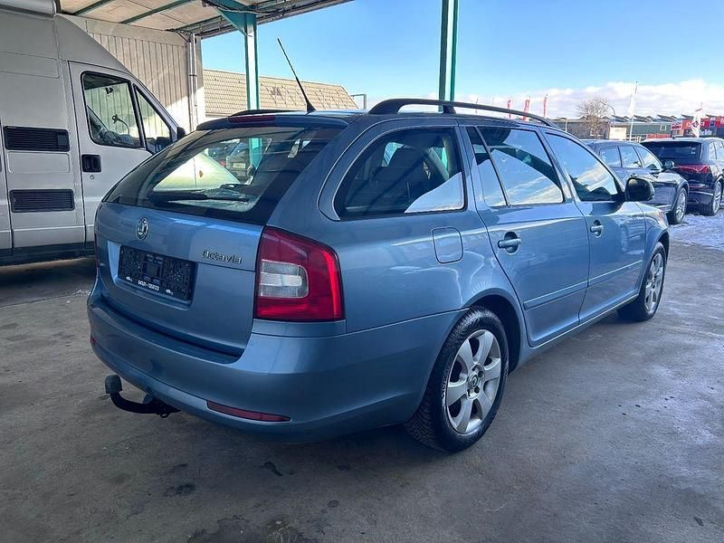 Gebraucht Skoda Octavia Ambiente 105 PS (77 kW) 2010 Blau Kombi