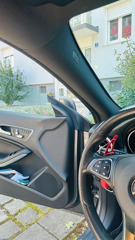 Grau Gebraucht 2017 Mercedes CLA220 Limousine | 17.700 € (Guter Preis) - Bild 1/4