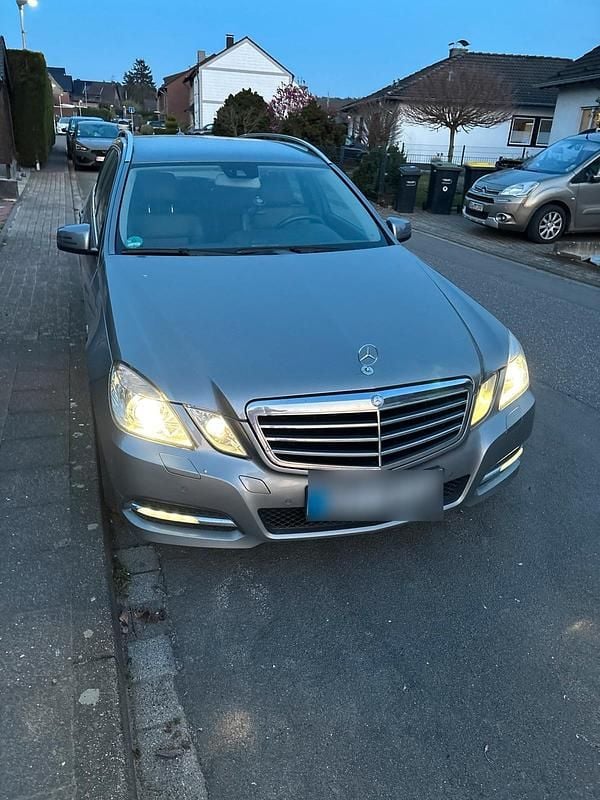 Gebraucht Mercedes E250 204 PS (150 kW) 2010 Grau Kombi