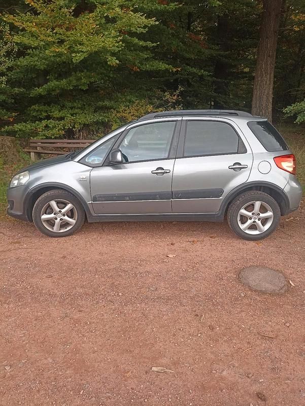 Grau Gebraucht 2007 Suzuki SX4 SUV | 1.990 € (Fairer Preis) - Bild 1/4