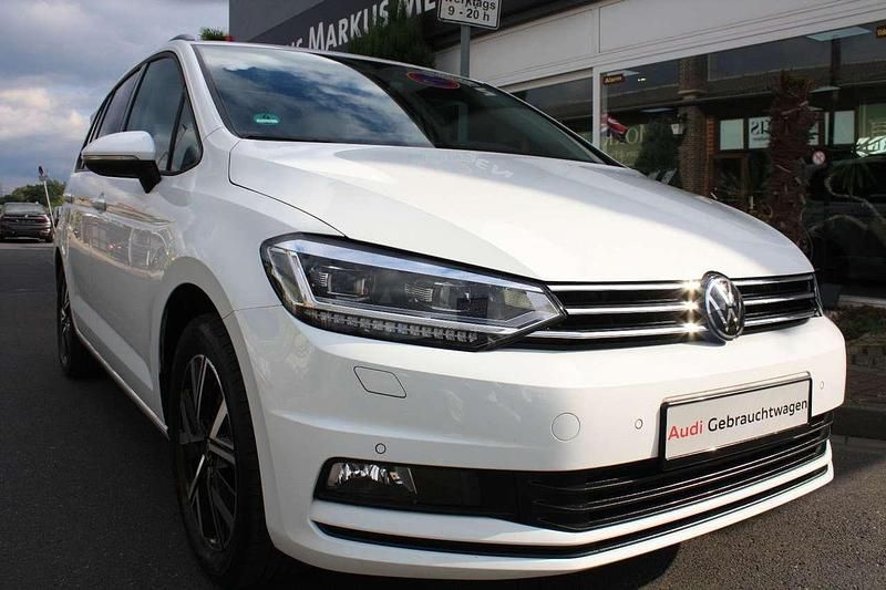 Pure white Gebraucht 2024 VW Touran Van / Kleinbus | 29.799 € (Fairer Preis) - Bild 1/4