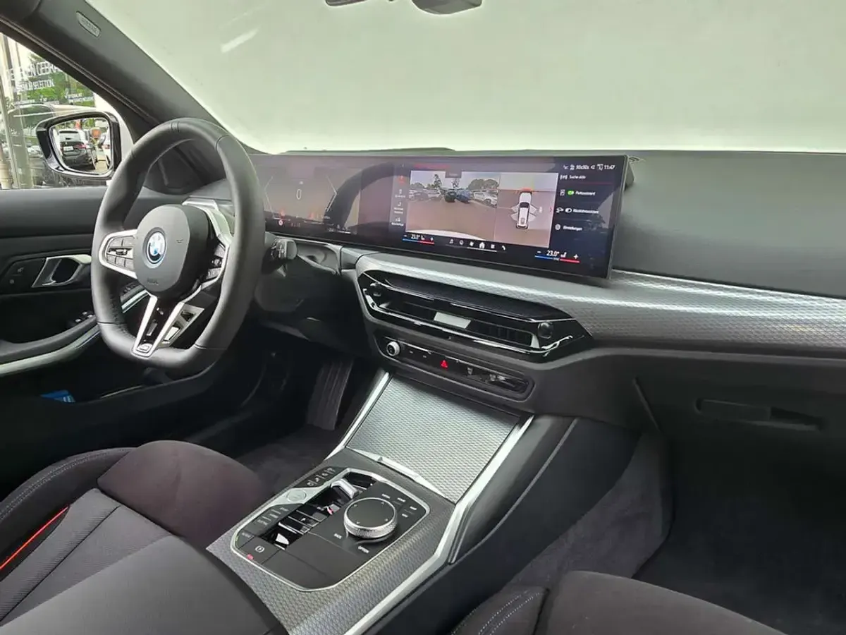 Gebraucht BMW 330e M Sport 292 PS (214 kW) 2025 Alpinweiss Kombi