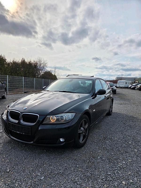 Gebraucht BMW 320 170 PS (125 kW) 2011 Schwarz Limousine