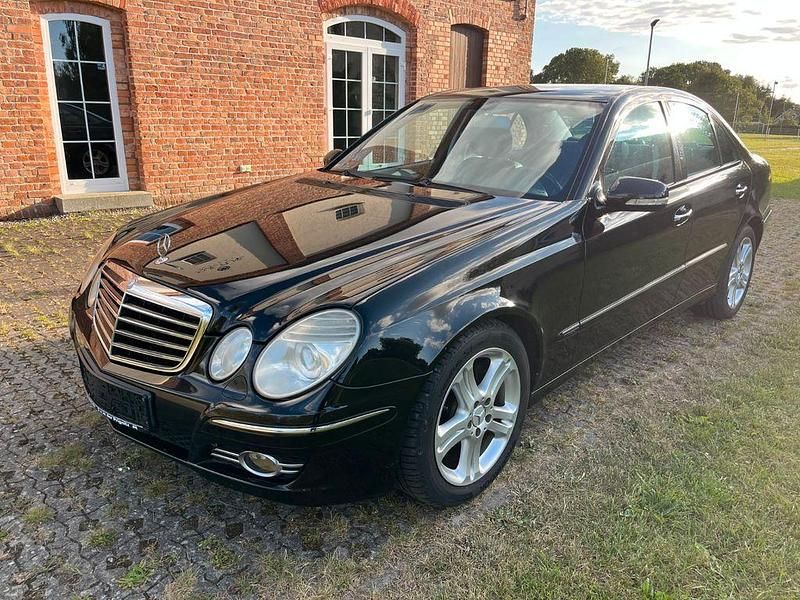 Schwarz Gebraucht 2008 Mercedes E230 Avantgarde Limousine | 8.490 € - Bild 1/4