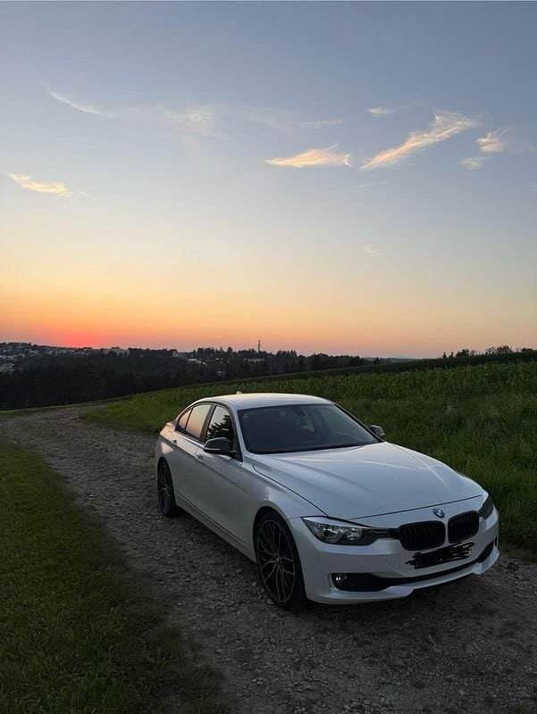 Weiß Gebraucht 2012 BMW 320 Limousine | 7.500 € (Fairer Preis) - Bild 1/4