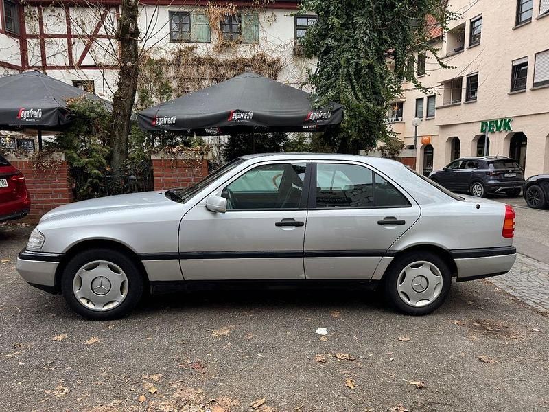 Silber Gebraucht 1995 Mercedes C180 Classic Limousine | 2.800 € - Bild 1/4