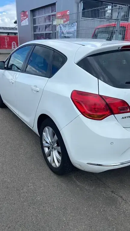 Gebraucht Opel Astra Edition 110 PS (80 kW) 2012 Weiß Limousine