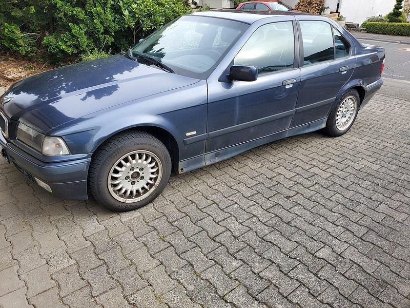 Gebraucht BMW 318 115 PS (84 kW) 1998 Grau Limousine