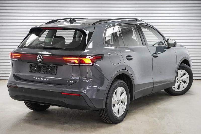 Neu VW Tiguan Basis 131 PS (96 kW) 2025 Delfingrau metallic (b0) SUV