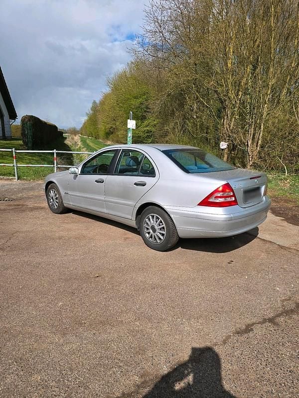 Second-hand Mercedes C180 143 CP (105 kW) 2002 Argintiu Berlinǎ