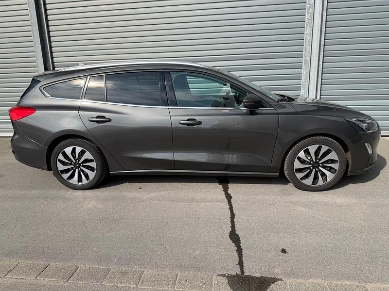 Gebraucht Ford Focus Cool & Connect 125 PS (91 kW) 2018 Grau Kombi