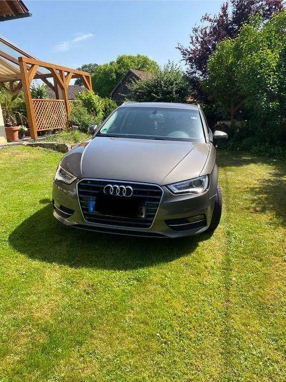 Grau Gebraucht 2014 Audi A3 Sportback Ambition Limousine | 11.400 € (Fairer Preis) - Bild 1/4