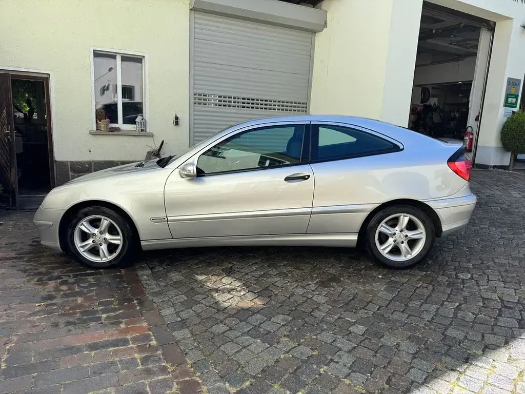 Gebraucht Mercedes C180 143 PS (105 kW) 2004 Silber Coupé