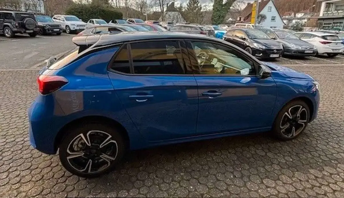 Gebraucht Opel Corsa 101 PS (74 kW) 2024 Lackierung voltaic blue met/ty Kleinwagen