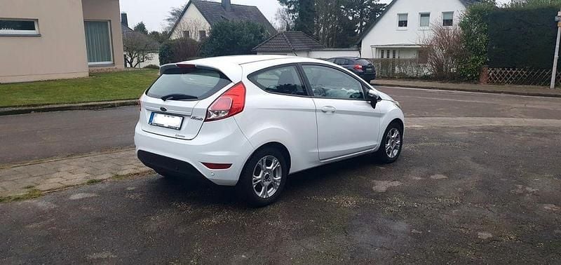 Gebraucht Ford Fiesta Trend 65 PS (47 kW) 2014 Weiß Kleinwagen