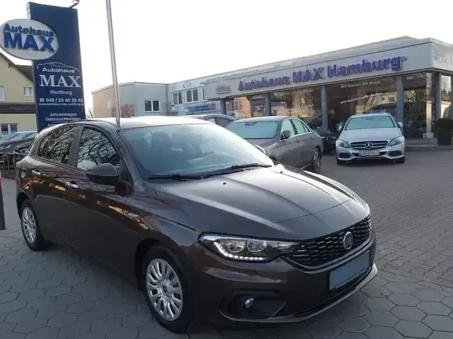Usado Fiat Tipo Easy 95 CV (69 kW) 2018 Marrón Berlina