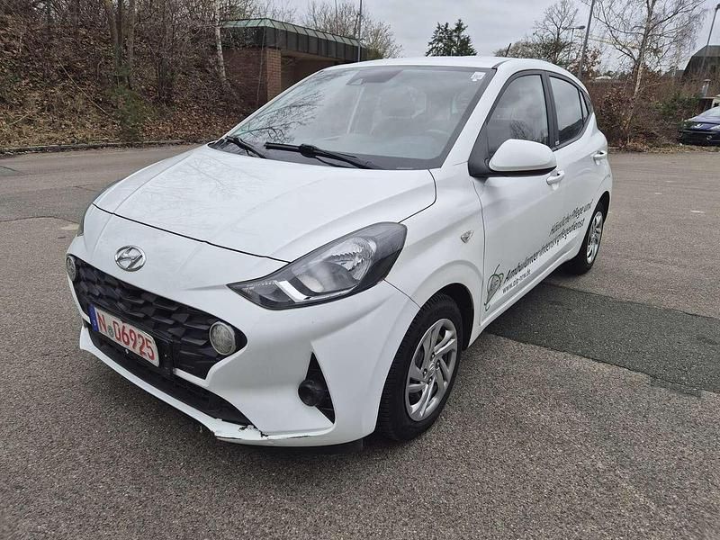 Gebraucht Hyundai i10 Select 67 PS (49 kW) 2020 Polar white / sol Kleinwagen
