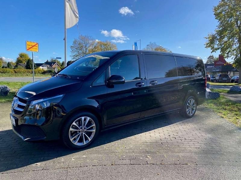 Obsidianschwarz metallic Gebraucht 2022 Mercedes V220 Sport Van / Kleinbus | 49.650 € (Teuer) - Bild 1/4
