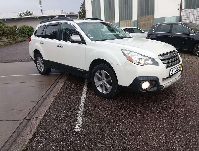 Weiß Gebraucht 2014 Subaru Outback Active SUV | 6.999 € - Bild 1/4