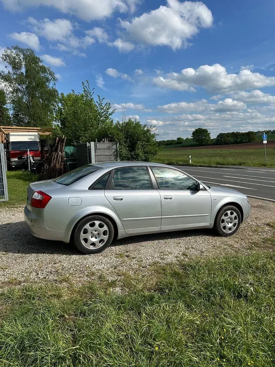 Używany Audi A4 131 KM (96 kW) 2004 Srebrny Sedan/Limuzyna