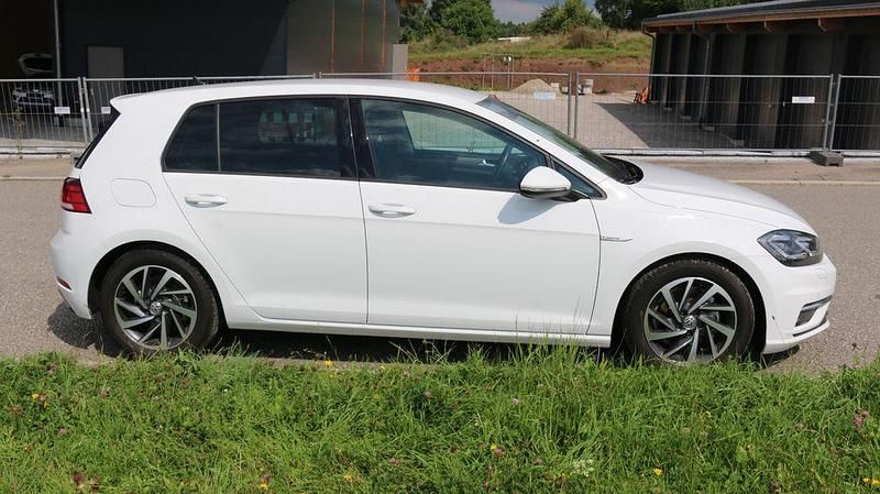 Gebraucht VW Golf Comfortline 131 PS (96 kW) 2018 Weiß Limousine