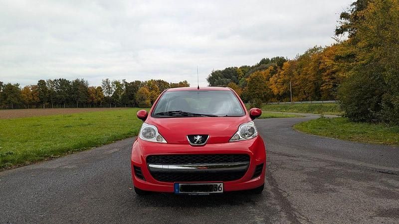 Rot Gebraucht 2009 Peugeot 107 Filou Kleinwagen | 3.250 € (Fairer Preis) - Bild 1/4