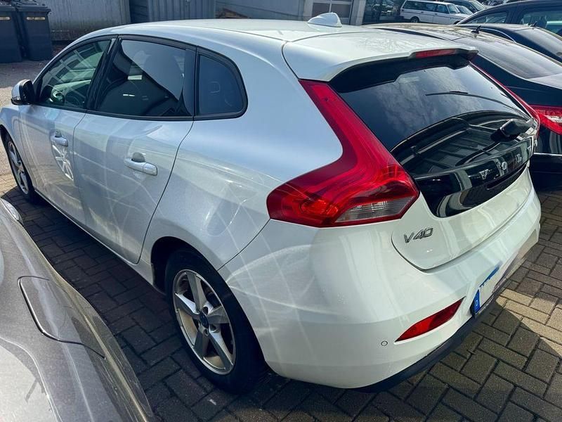 Gebraucht Volvo V40 R-Design 120 PS (88 kW) 2015 Weiß Limousine