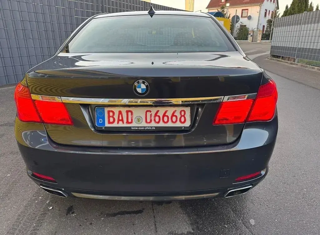 Gebraucht BMW 740 306 PS (225 kW) 2010 Grau Limousine