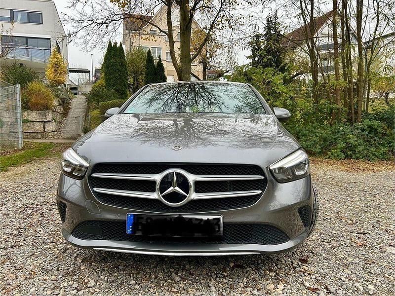 Grau Gebraucht 2019 Mercedes B180 Style Van / Kleinbus | 19.750 € (Superpreis) - Bild 1/4