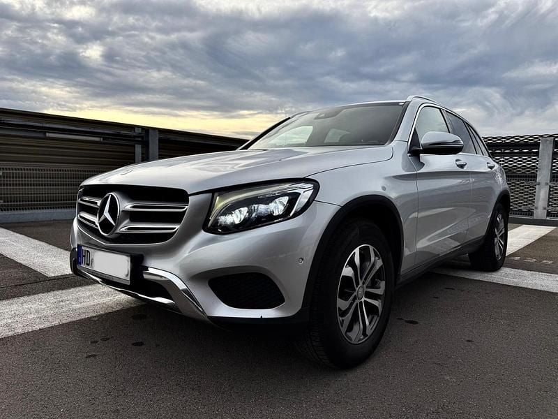 Silber Gebraucht 2015 Mercedes GLC250 SUV | 22.900 € (Fairer Preis) - Bild 1/4