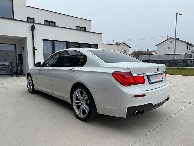 Second-hand BMW 740 Shadowline 306 CP (225 kW) 2011 Alb Berlinǎ