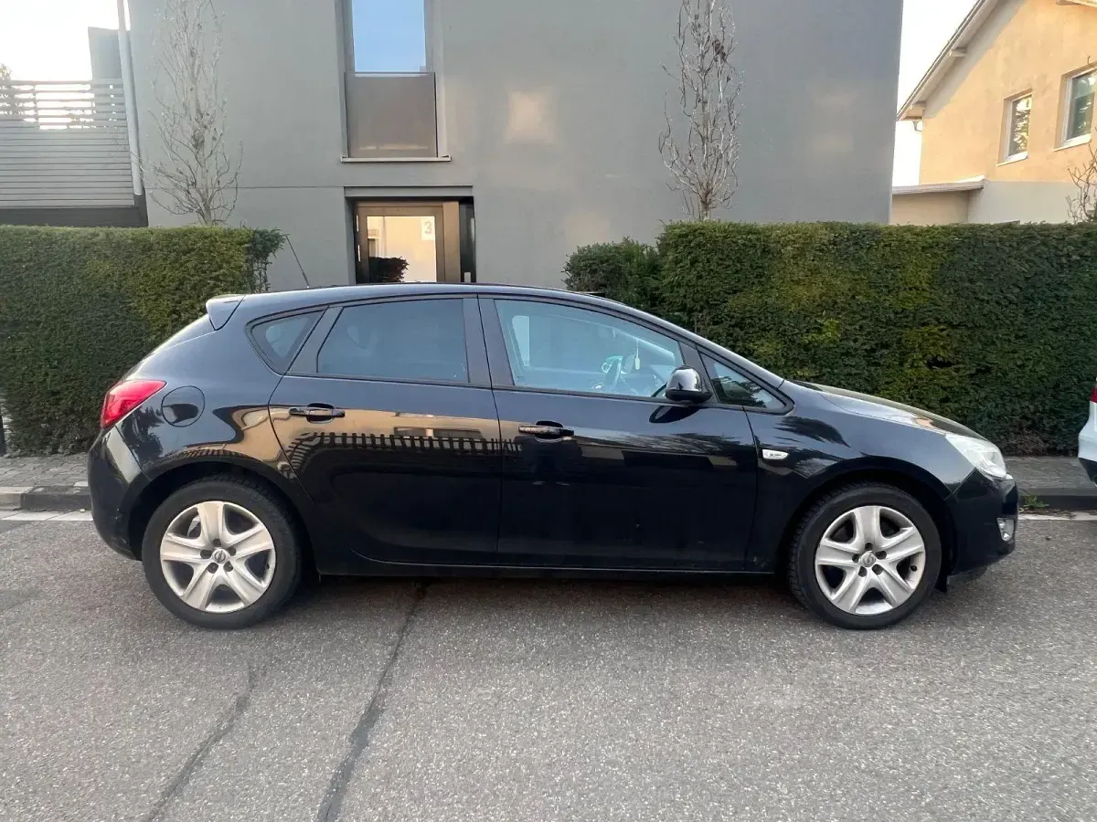 Używany Opel Astra Design Edition 125 KM (91 kW) 2011 Czarny Sedan/Limuzyna