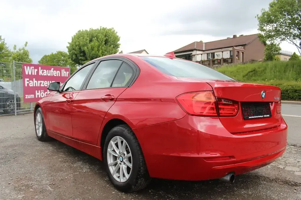 Gebraucht BMW 320 Comfort Edition 184 PS (135 kW) 2012 Rot Limousine